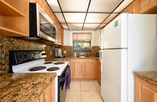 Marathon Villa | BS Arrive any day, Beach & Pool Views, dock, Hot Tub, Tennis, tropical paradise