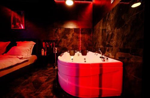 Sector 4 Apartment | Bucharest red rooms jacuzzi