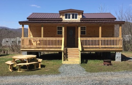 Frank Cabin | Buck Hill Tiny Home Cabin #3 Mountain & Pond Views
