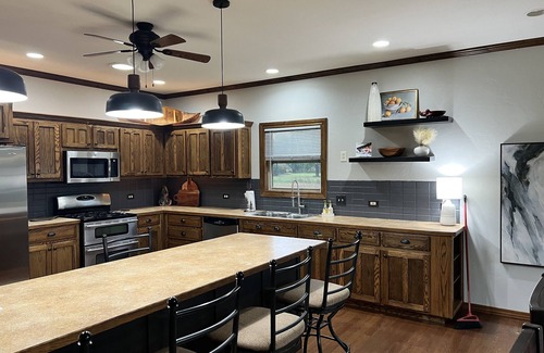 Cotter House | Buck Trout Lodge, River access, Bank fishing. Guest favorite in Cotter