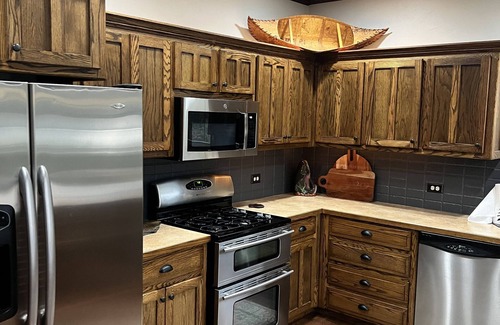 Cotter House | Buck Trout Lodge, River access, Bank fishing. Guest favorite in Cotter