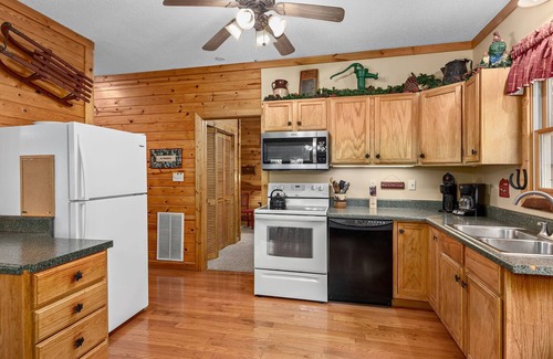 Weaverville Cabin | Buckeye Cabin, located in Weaverville, NC