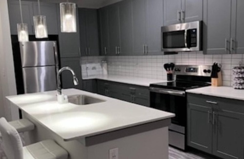 Lindridge-Martin Manor Apartment | Buckhead Black and white suite close to all you’ll need