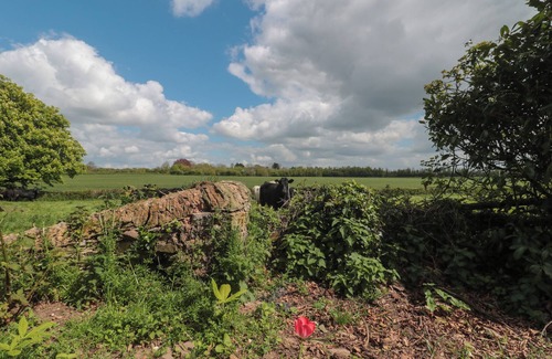 Taunton Cottage | BUCKLAND HOUSE POD, pet friendly, with hot tub in Taunton