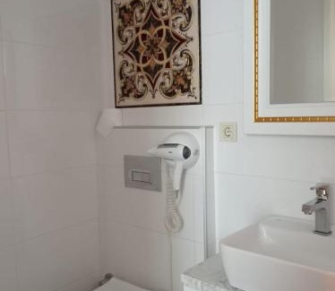 Karsiyaka Hotel | BUDAKZADE KONAĞI OTEL-RESTAURANT 1841