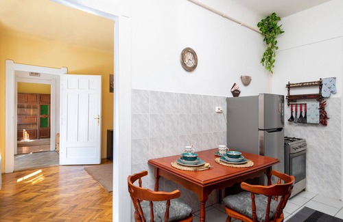 Jozsefvaros Apartment | Budapest Central Vintage Home. Walk to Danube river & Great Market Hall.