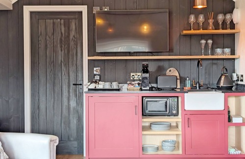 East Ashling Cottage | Budburst - Ashling Park - sleeps 4 guests in 2 bedrooms