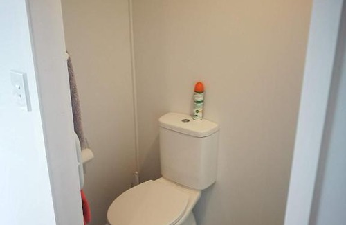 Waihi Beach Apartment | BUDGET CABIN ACCOMMODATION - bed shower toilet