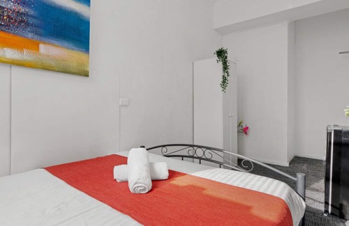 Kings Cross House | Budget double room in a hotel shared bathroom wifi