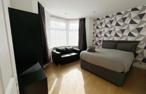 North Acton House | Budget Double Room in Acton, Near Central London & Heathrow
