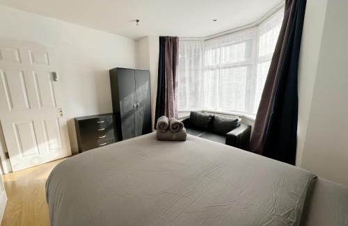 North Acton House | Budget Double Room in Acton, Near Central London & Heathrow