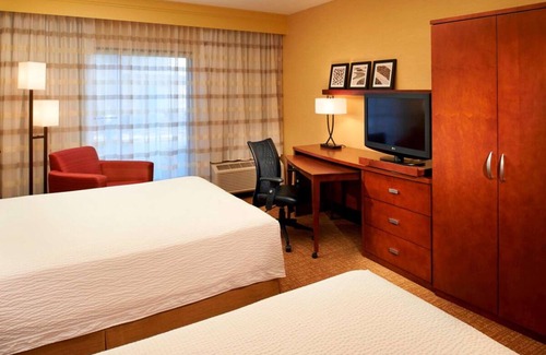 Auburn Hills Resort | Budget-friendly Accommodation! Indoor Swimming Pool, Pets are Welcome!
