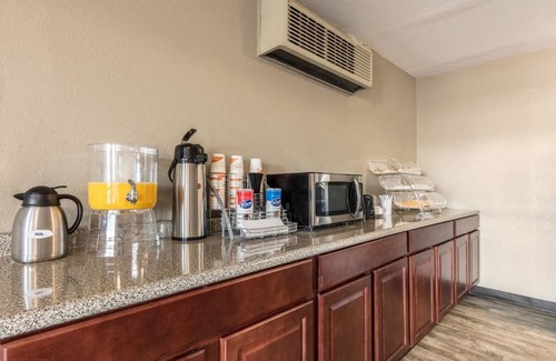 West Memphis Hotel | Budget-Friendly Base for Exploring | 2 Relaxing Rooms For Family Stay
