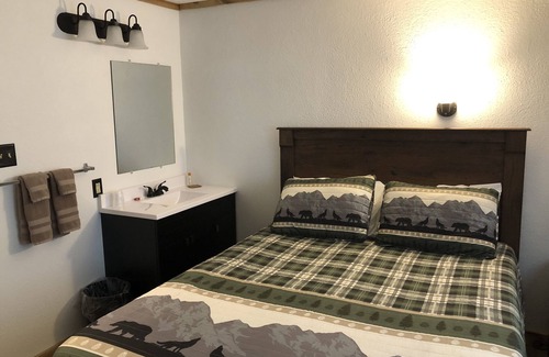 Deadwood Hotel | Budget Friendly Room 105 - No Pets