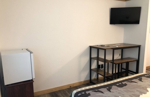 Deadwood Hotel | Budget Friendly Room 105 - No Pets
