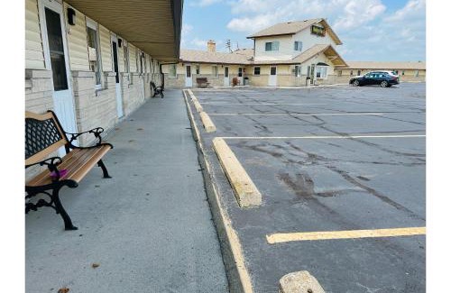 Lemoyne Hotel | Budget Inn motel toledo perrysburg I-280