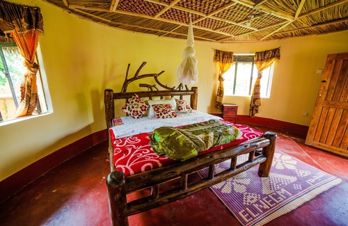 Kampala Cabin | Budget Lodge with Hot shower & camping - 20 Minutes from Gorilla Trekking Point