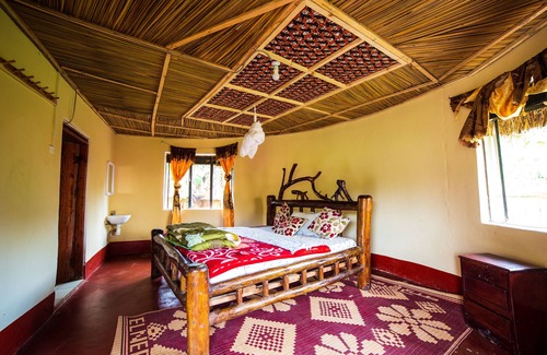 Kampala Cabin | Budget Lodge with Hot shower & camping - 20 Minutes from Gorilla Trekking Point