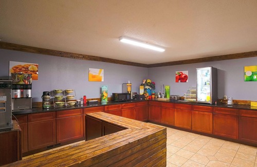 Redwood Falls Hotel | Budget Room Near Ramsey Park w/Pet-Friendly Amenities & Nearby Dining