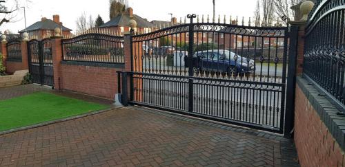 Leeds House | BUDGET ROOMS - 9 East Grange Drive