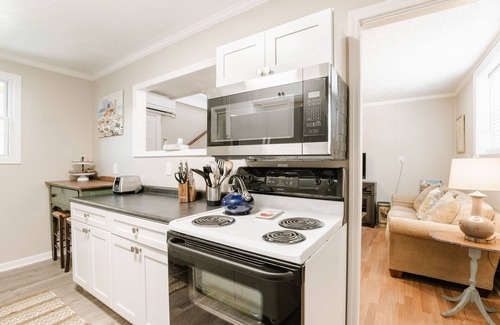 Parker House | Budget Stay in West GVL! | 1 Bed, 1 Bath