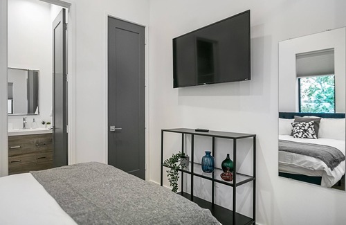 Montrose Hotel | Buffalo Heights