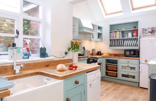 Martlesham Heath Cottage | BUGG COTTAGE, family friendly, with a garden in Levington