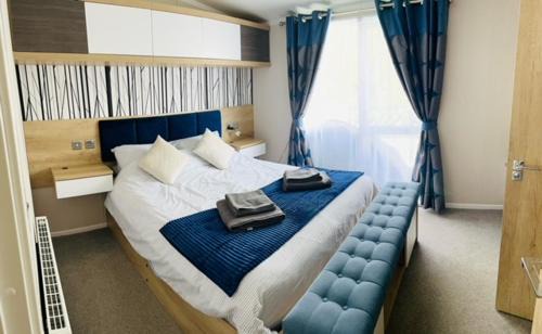 Tattershall Resort | Bull Rush Retreats luxury hot tub lodge at Tattershall Lakes