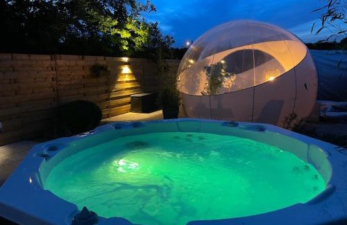 Tournai House | Bulle du puits avec jacuzzi et sauna privatif