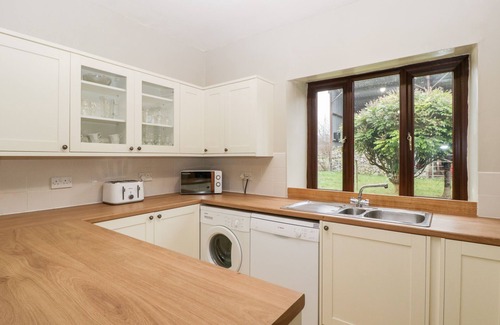Mortimers Cross Cottage | BULLFINCH COTTAGE, pet friendly, with open fire in Kingsland
