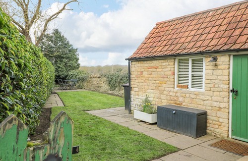 Barrowden Cottage | Bumble Bee