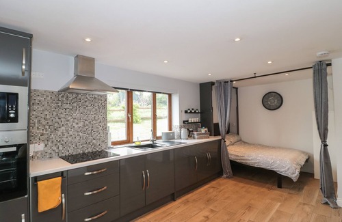 Axminster Cottage | BUMBLE BEE RETREAT, pet friendly, with a garden in Tytherleigh