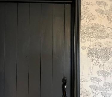 Sheffield House | Bumblebee Cottage 3-Bed Family Stay near Sheffield with Garden & Free Parking