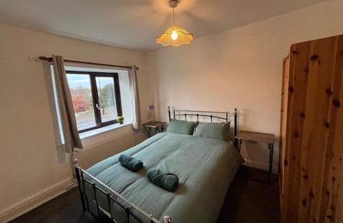 Sheffield House | Bumblebee Cottage 3-Bed Family Stay near Sheffield with Garden & Free Parking
