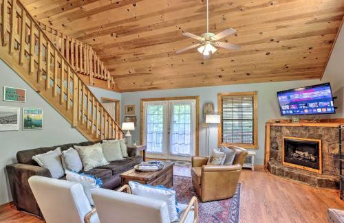 Murphy House | Bumblebee Cottage Murphy Retreat with Hot Tub
