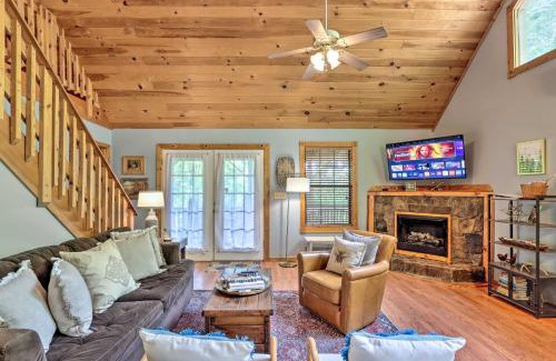 Murphy House | Bumblebee Cottage Murphy Retreat with Hot Tub