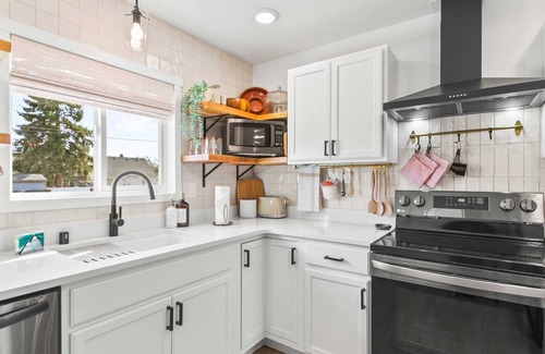 West Central House | Bungalow 29 / Chic / Mins To Dwntwn / Pet Friendly