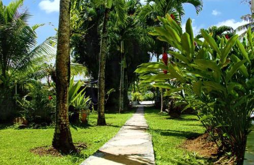 Morne Rouge House | Bungalow cosy à Sainte-Rose, piscine et vue sur jardin.