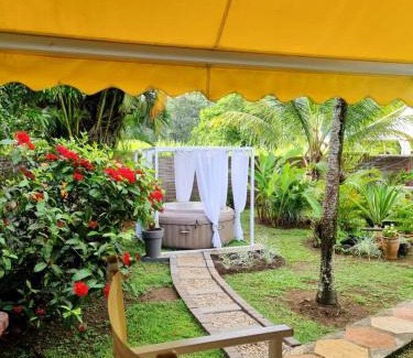 Morne Rouge House | Bungalow cosy à Sainte-Rose, piscine et vue sur jardin.