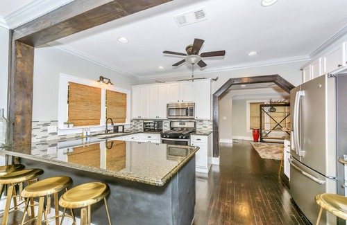Oak Cliff House | Bungalow Gem in Historic Bishop Arts Oak Cliff