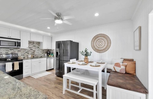 Jupiter House | Bungalow! Hot TUB! Games! 10 min to Beach!