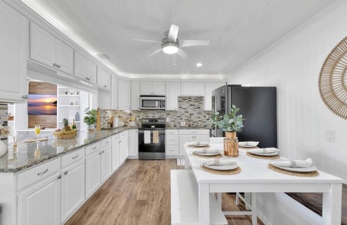 Jupiter House | Bungalow! Hot TUB! Games! 10 min to Beach!