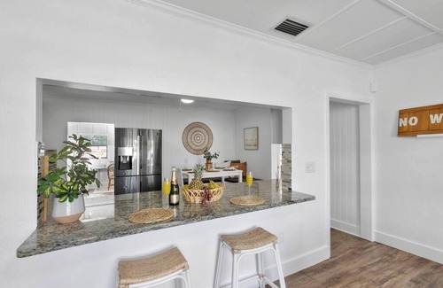 Jupiter House | Bungalow! Hot TUB! Games! 10 min to Beach!