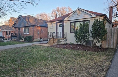 The Queensway House | BUNGALOW IN Toronto