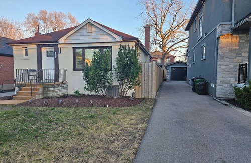The Queensway House | BUNGALOW IN Toronto
