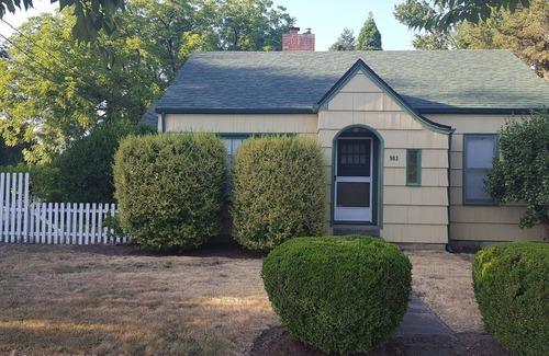 Hillsboro House | Bungalow near downtown!