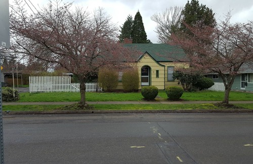 Hillsboro House | Bungalow near downtown!