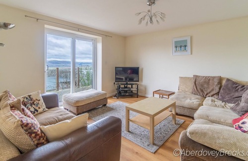Aberdovey House | Bungalow No 62, 2 Bedrooms, sleeps up to 5 persons, Pets Welcome, Estuary Views.