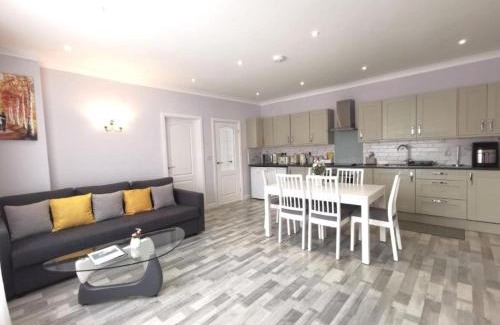 Port Talbot House | Bungalow Step Free Access - Close To The Beach