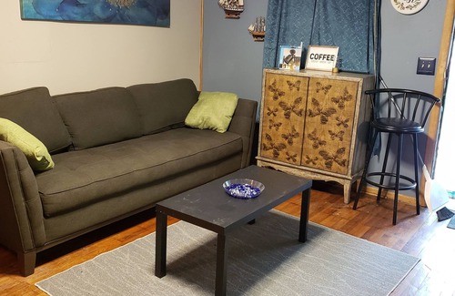 Church Street House | Bungalow Suite Priv 1 Double Bed/1 bath living room free park/Airport 10mins